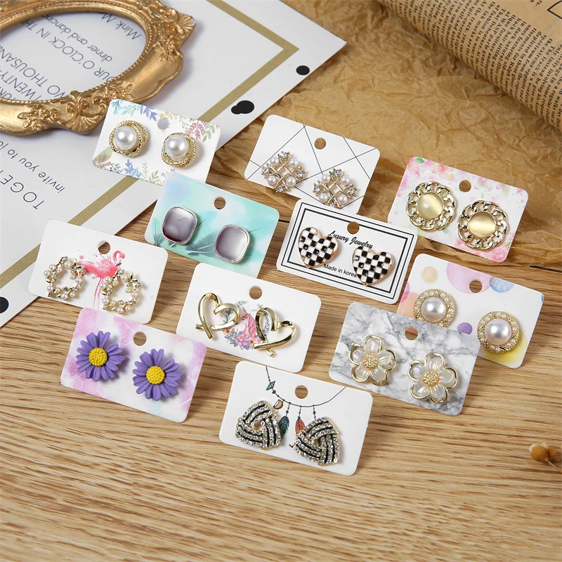100Pcs/Lot 3x5cm Multi Patterns Earrings Card Fashion Jewelry Holder Ear Studs Packaging Display Cards Can Custom
100Pcs/Lot 3x5cm Multi Patterns Earrings Card Fashion Jewelry Holder Ear Studs Packaging Display Cards Can Custom