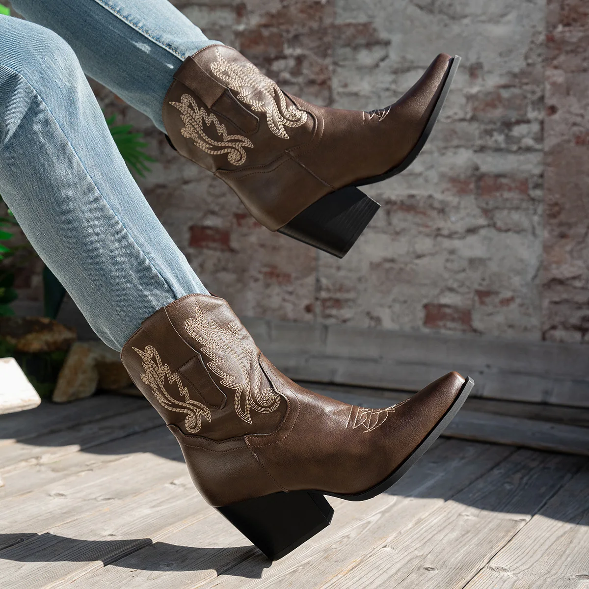 Retro Embroidered Large Size Short Boots Western Style Women's Boots Brown Leather Booties Autumn Winter New Arrival Flat Heel
Retro Embroidered Large Size Short Boots Western Style Women's Boots Brown Leather Booties Autumn Winter New Arrival Flat Heel