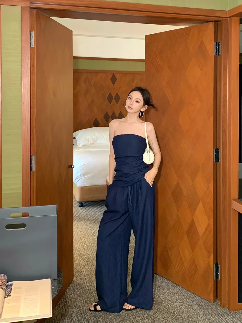 Fashionable Casual Women's Two-Piece Set with Pleats Slim Fit Tube Top And Wide Leg Pants Summer Sensation High Waist Long Pants
Fashionable Casual Women's Two-Piece Set with Pleats Slim Fit Tube Top And Wide Leg Pants Summer Sensation High Waist Long Pants