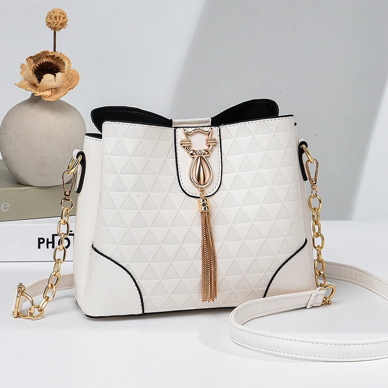 Minimalist Luxury Handbag for Women – Designer Shape with Modern Finish, Soft Yet Structured for Everyday Use
Minimalist Luxury Handbag for Women – Designer Shape with Modern Finish, Soft Yet Structured for Everyday Use