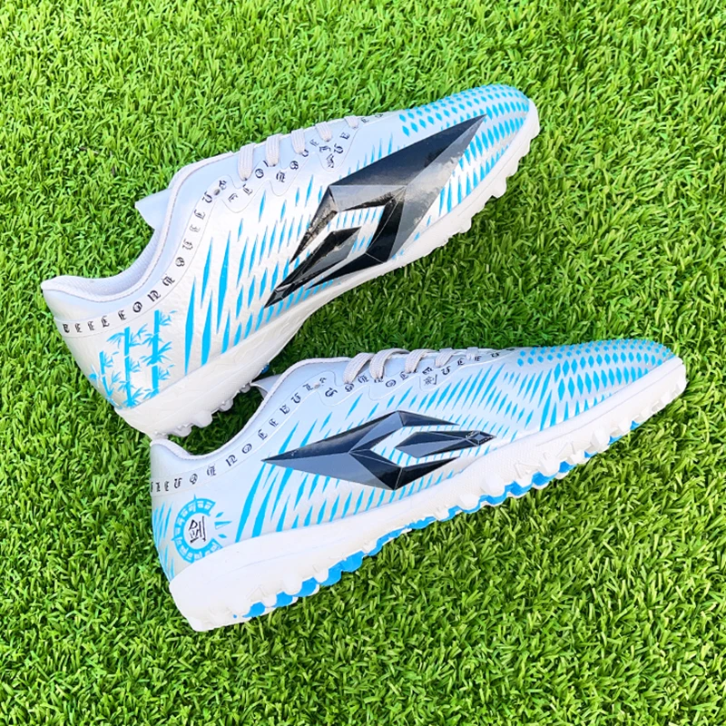 A pair of children's four-season leather football shoes with studs, wear-resistant football shoes, sizes 34-44,HXH-J11
A pair of children's four-season leather football shoes with studs, wear-resistant football shoes, sizes 34-44,HXH-J11