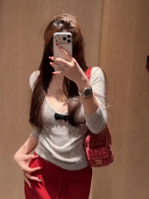 Женский вязаный свитер с V-образным вырезом и длинными рукавами, осенне-зимний, приталенный, базовый топ в корейском стиле для повседневной носки
Женский вязаный свитер с V-образным вырезом и длинными рукавами, осенне-зимний, приталенный, базовый топ в корейском стиле для повседневной носки