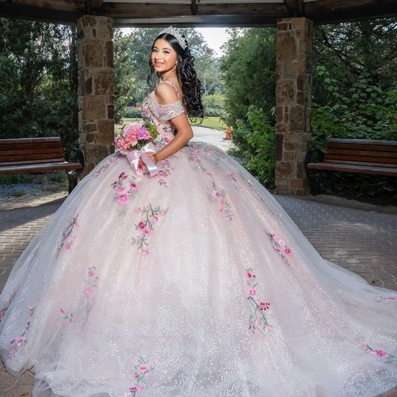Light Champagne Glittering Quinceanera Dresses Beading Appliques Lace Tull Off The Shoulder Vestidos De 15 Anos Birthday Party
Light Champagne Glittering Quinceanera Dresses Beading Appliques Lace Tull Off The Shoulder Vestidos De 15 Anos Birthday Party