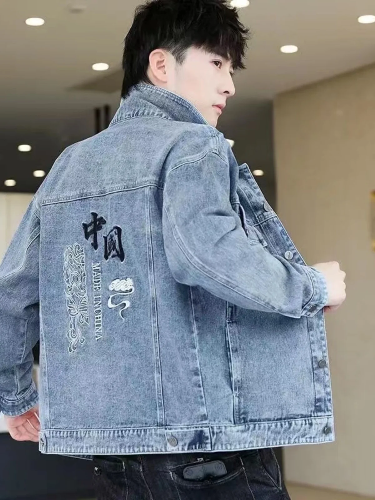 Молодежная джинсовая куртка с вышивкой, свободного кроя, в корейском стиле, модная мужская куртка, трендовая модель для ранней осени, универсальная, для студентов.
Молодежная джинсовая куртка с вышивкой, свободного кроя, в корейском стиле, модная мужская куртка, трендовая модель для ранней осени, универсальная, для студентов.
