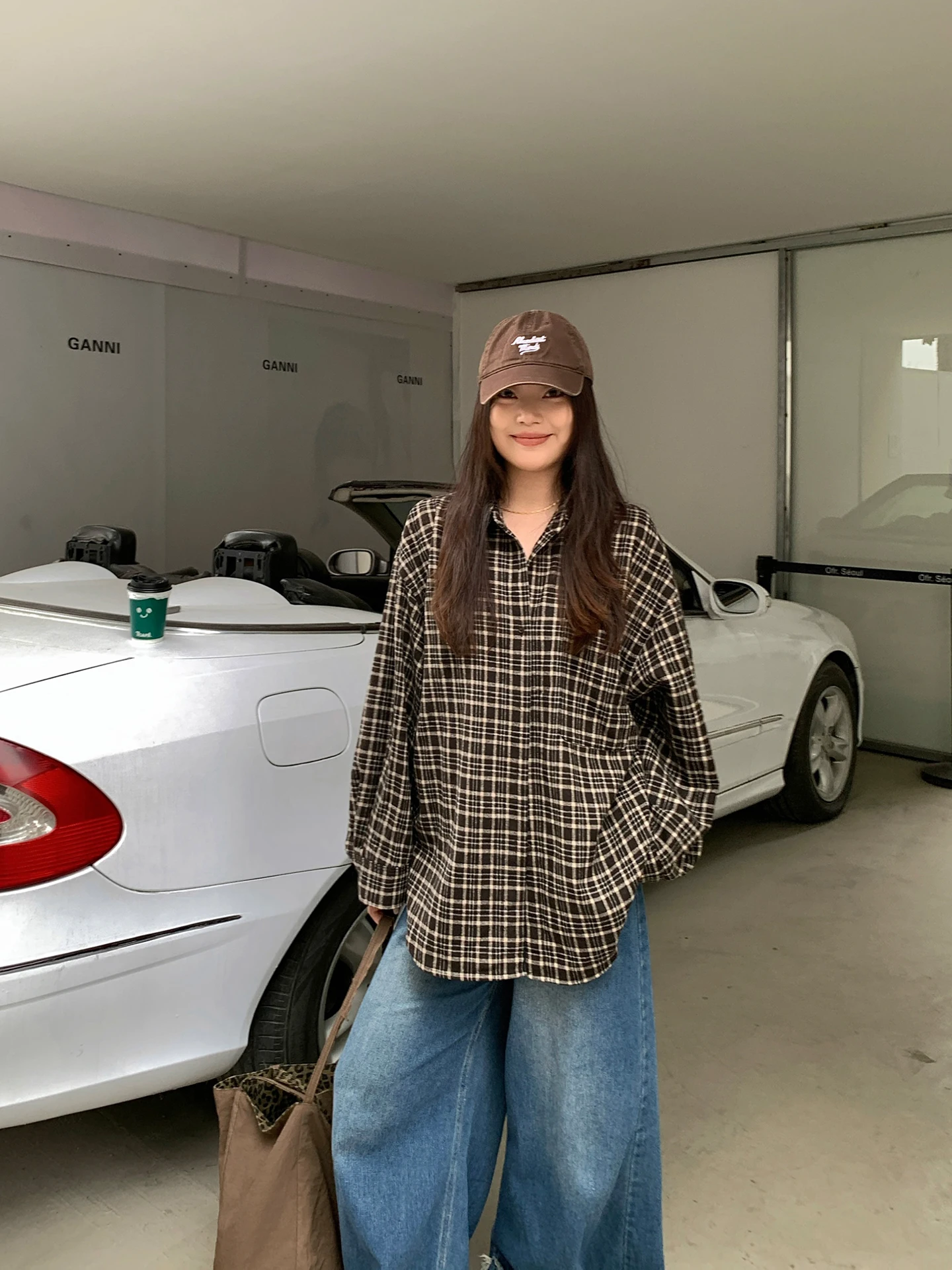 Женская свободная рубашка в клетку больших размеров в корейском стиле, повседневная, облегающая, из смесового хлопка и полиэстера, с длинным рукавом, для осени и зимы
Женская свободная рубашка в клетку больших размеров в корейском стиле, повседневная, облегающая, из смесового хлопка и полиэстера, с длинным рукавом, для осени и зимы