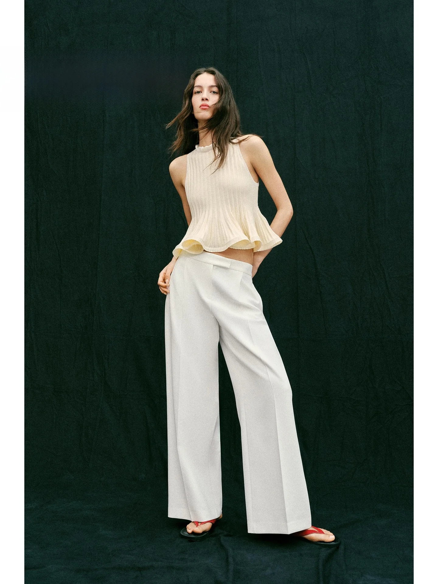 Summer 2026 Gentle Style Sleeveless Knitted Short Skirt Shape Top Slimming round Neck Pullover Soft Fabric Women's Knitwear
Summer 2026 Gentle Style Sleeveless Knitted Short Skirt Shape Top Slimming round Neck Pullover Soft Fabric Women's Knitwear