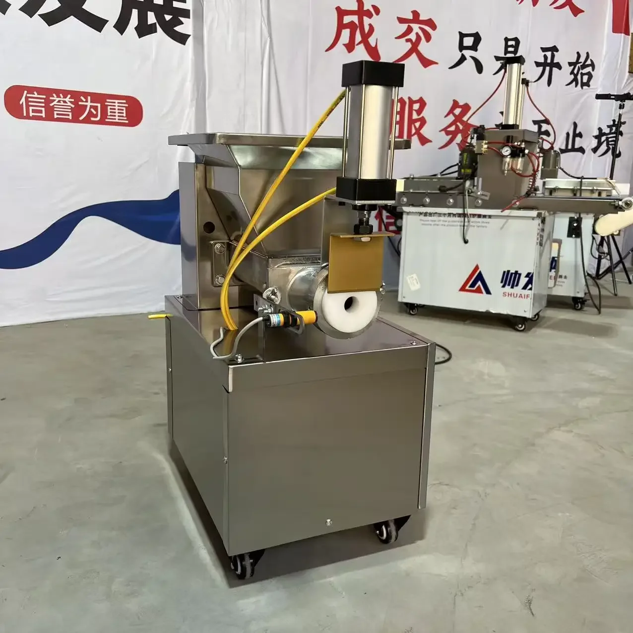 【Hot】Industrial Strength Dough Cutting Equipment Designed for High Volume Production of Snacks and Bakery Goods
【Hot】Industrial Strength Dough Cutting Equipment Designed for High Volume Production of Snacks and Bakery Goods
