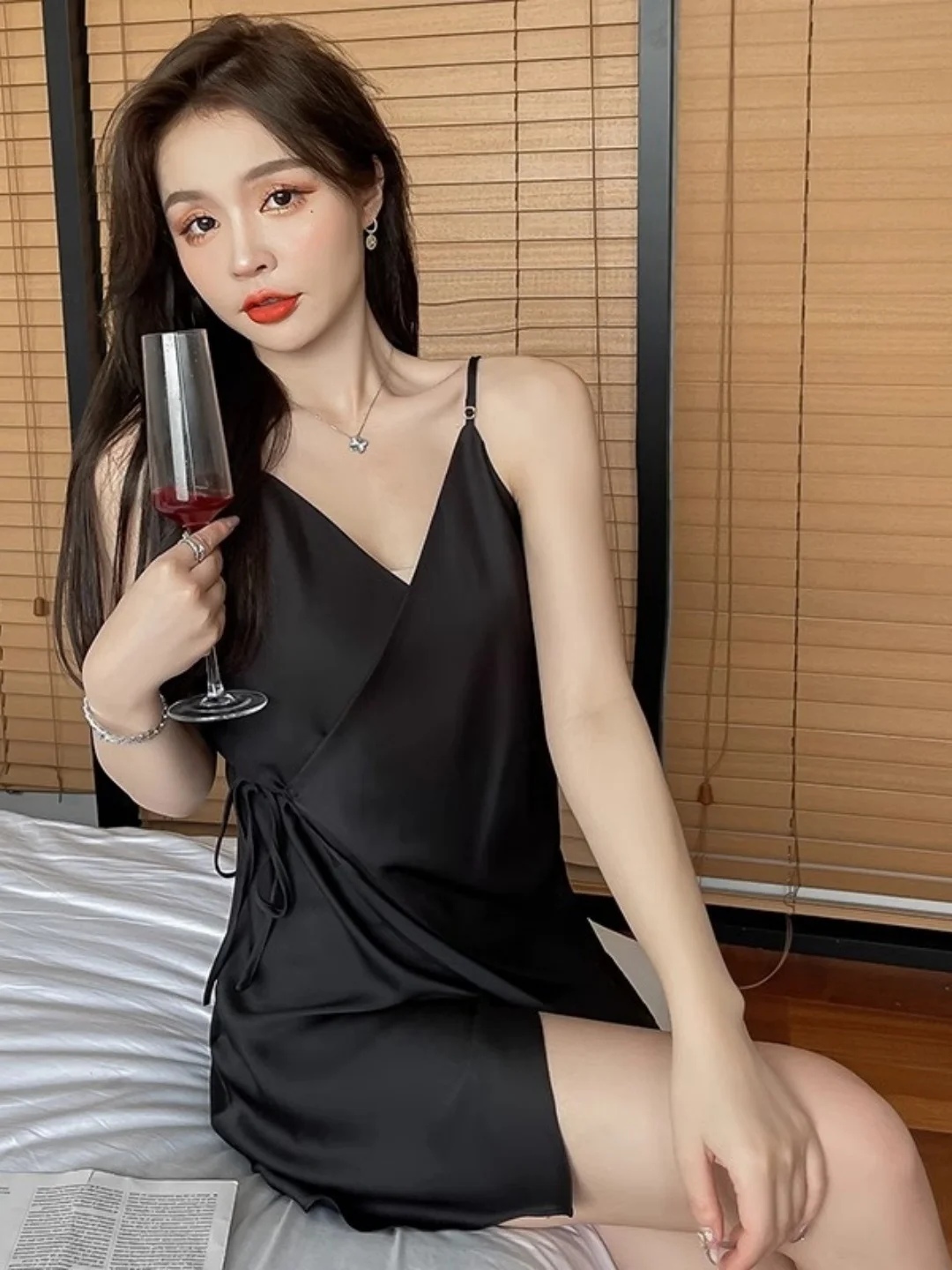 plus Size Sexy V-Neck Sleeveless Ice Silk Strap Sleep Dress Women Summer High Sensation Belted Splice Large Size Sleepwear
plus Size Sexy V-Neck Sleeveless Ice Silk Strap Sleep Dress Women Summer High Sensation Belted Splice Large Size Sleepwear