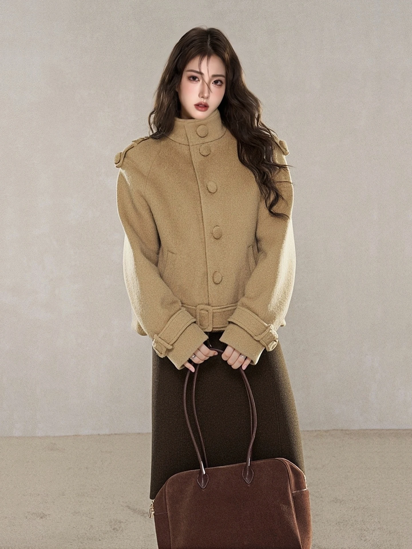 Корейское коричневое шерстяное пальто премиум-класса Sle, женское зимнее модное универсальное пальто с воротником-стойкой, высококачественный эксклюзивный онлайн-пальто
Корейское коричневое шерстяное пальто премиум-класса Sle, женское зимнее модное универсальное пальто с воротником-стойкой, высококачественный эксклюзивный онлайн-пальто