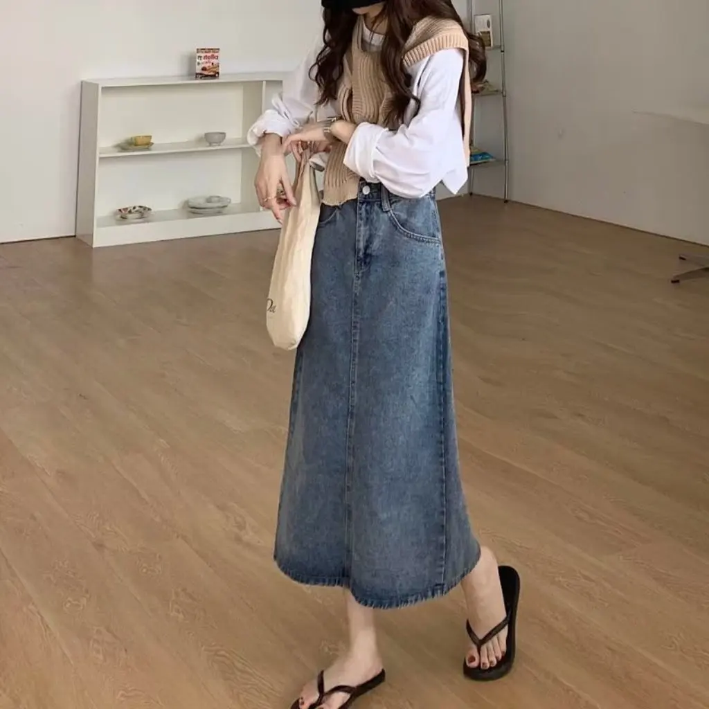 Retro Hong Kong Style High Waist Denim Skirt for Women Winter A-Line Mid-Length Split Over-the-Knee Student Fashion
Retro Hong Kong Style High Waist Denim Skirt for Women Winter A-Line Mid-Length Split Over-the-Knee Student Fashion