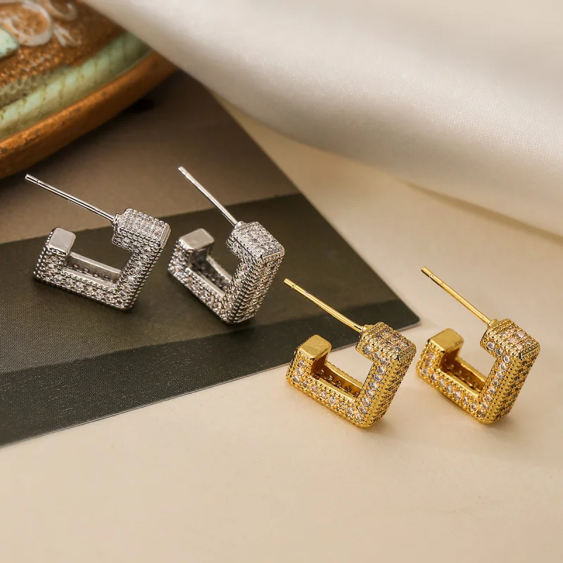 European and American Niche Light Luxury Geometric Earrings for Women, Copper Gold-Plated with Zircon, Unique Retro Versatile Ea
European and American Niche Light Luxury Geometric Earrings for Women, Copper Gold-Plated with Zircon, Unique Retro Versatile Ea