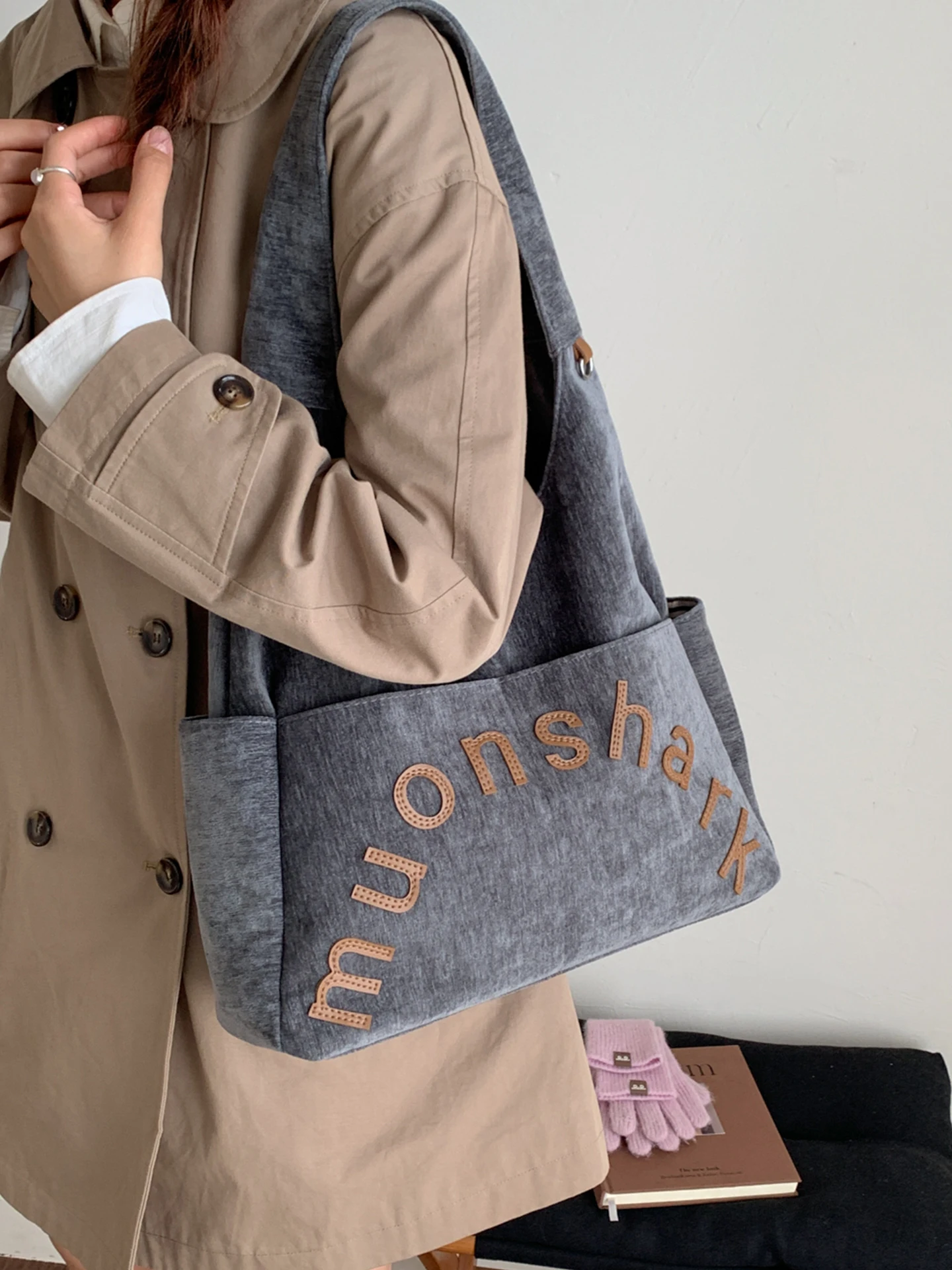 Large Capacity Retro Women's Shoulder Bag 2025 New Fashion Spring Commuter Bag Suitable for Office Work And Daily Use
Large Capacity Retro Women's Shoulder Bag 2025 New Fashion Spring Commuter Bag Suitable for Office Work And Daily Use