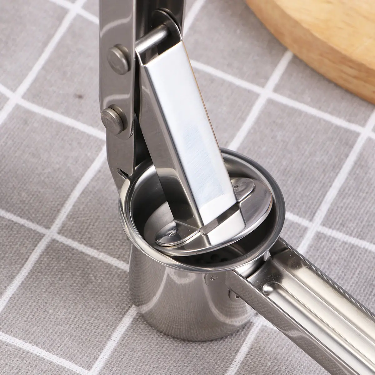 304 Stainless Steel Garlic Press Long Handle Ergonomic Design Easy to Use and Degree Rotation for Garlic Ginger Mincer
304 Stainless Steel Garlic Press Long Handle Ergonomic Design Easy to Use and Degree Rotation for Garlic Ginger Mincer