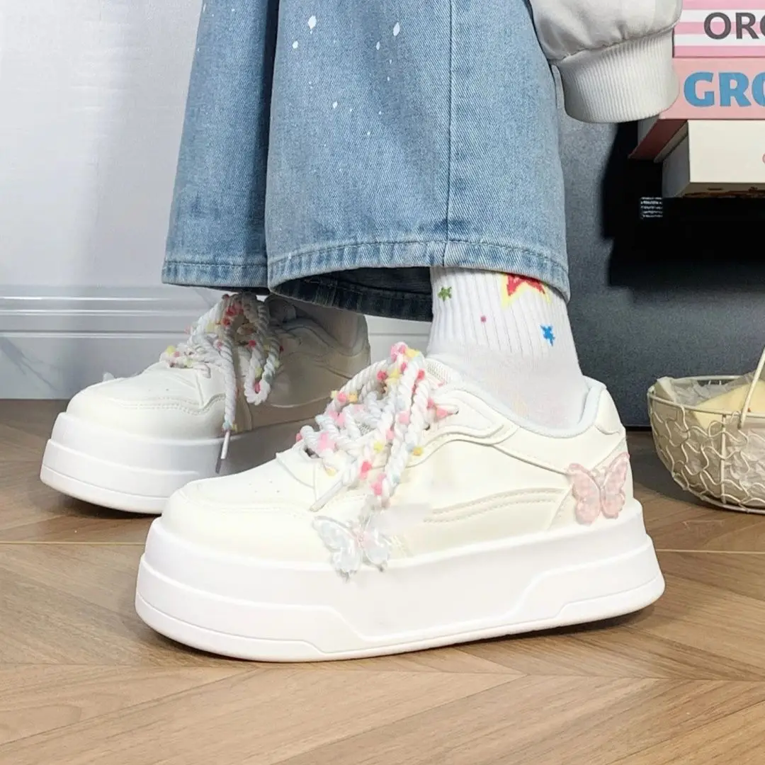 Женская обувь на платформе с бабочкой, весна 202, универсальные белые кроссовки для миниатюрной высоты, увеличивающие рост
Женская обувь на платформе с бабочкой, весна 202, универсальные белые кроссовки для миниатюрной высоты, увеличивающие рост