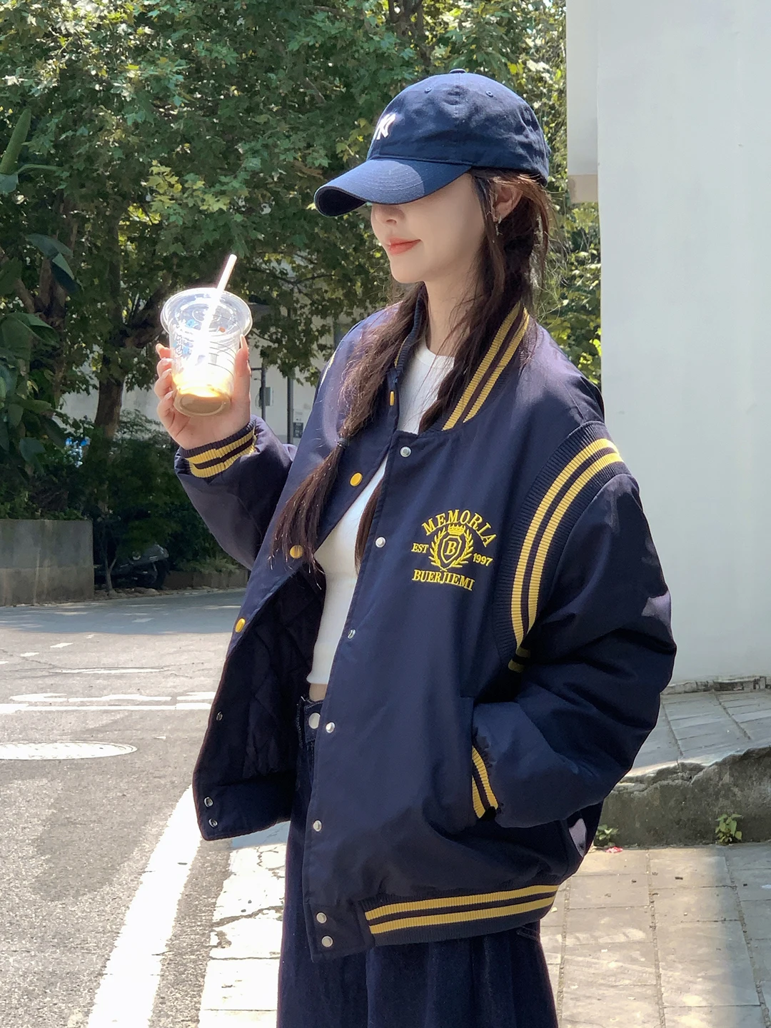 Осенне-зимняя хлопковая куртка в американском стиле, бейсбольная куртка, женская и мужская, приталенная, универсальная, уличная одежда, с вышивкой и пэчворком
Осенне-зимняя хлопковая куртка в американском стиле, бейсбольная куртка, женская и мужская, приталенная, универсальная, уличная одежда, с вышивкой и пэчворком