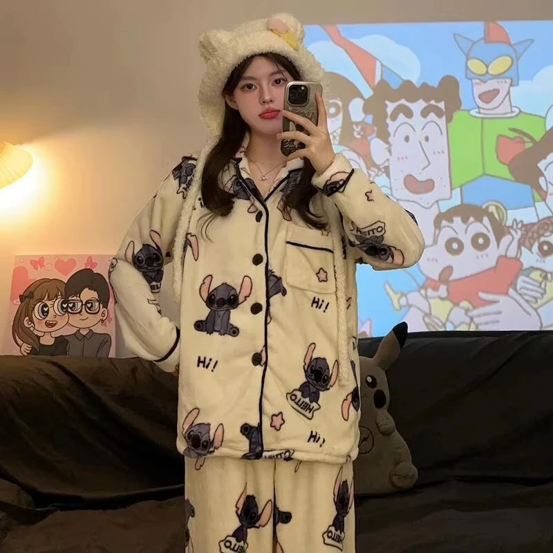 Мягкий пижамный комплект из фланели с принтом «Стич» для женщин: теплая домашняя одежда, удобная ночная рубашка, очаровательный принт
Мягкий пижамный комплект из фланели с принтом «Стич» для женщин: теплая домашняя одежда, удобная ночная рубашка, очаровательный принт