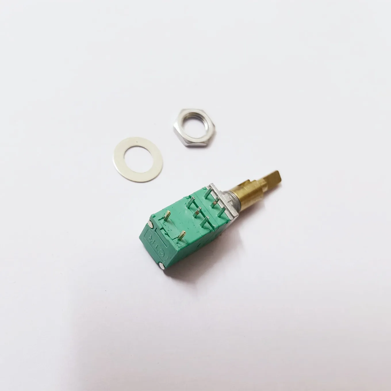 Оригинальный новый двойной потенциометр 100% R09440GS-FF22C6.0-B103K/B503K с длиной вала переключателя 22 мм
Оригинальный новый двойной потенциометр 100% R09440GS-FF22C6.0-B103K/B503K с длиной вала переключателя 22 мм