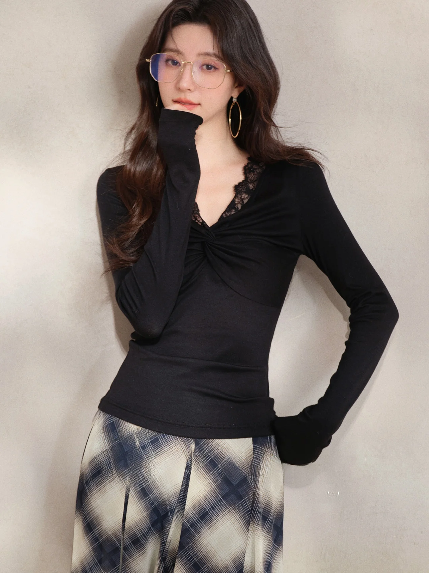 Женская черная футболка с длинным рукавом, V-образным вырезом, кружевными вставками и плиссировкой, из смесовой шелковой и шерстяной ткани, весенний модный топ bunny
Женская черная футболка с длинным рукавом, V-образным вырезом, кружевными вставками и плиссировкой, из смесовой шелковой и шерстяной ткани, весенний модный топ bunny