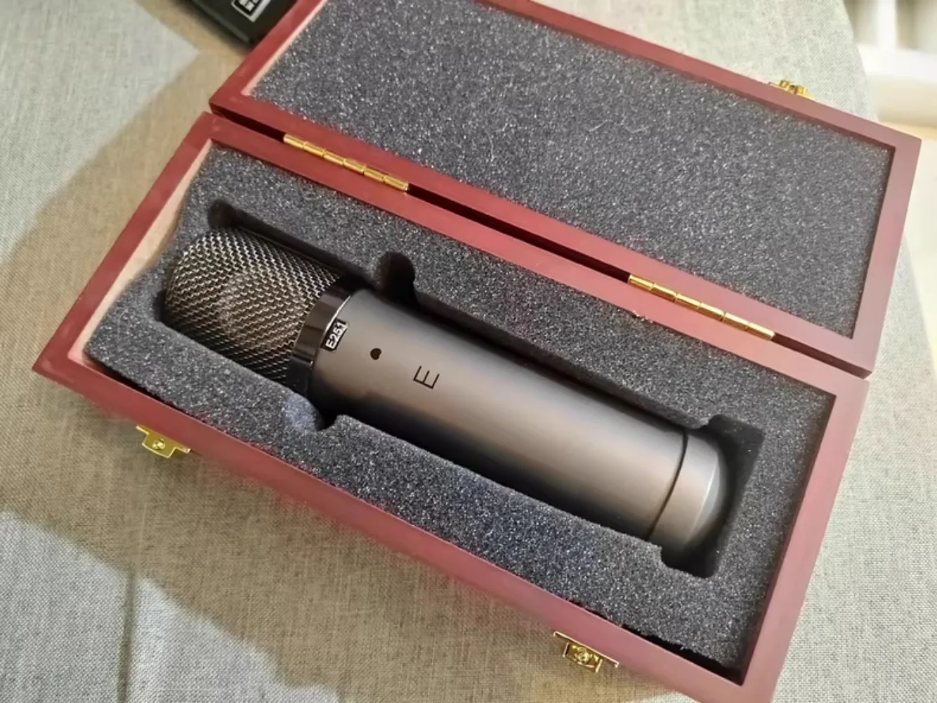 highend 251 condenser microphone, dedicated condenser microphone for professional recording studios and performances
highend 251 condenser microphone, dedicated condenser microphone for professional recording studios and performances