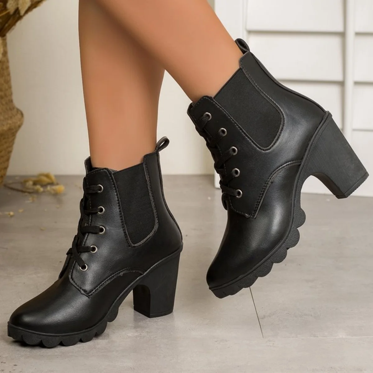 Large-sized Ankle Boots for Women, British-style Waterproof Platform, Thick Heel, Round Head Lacing, 2025 New
Large-sized Ankle Boots for Women, British-style Waterproof Platform, Thick Heel, Round Head Lacing, 2025 New