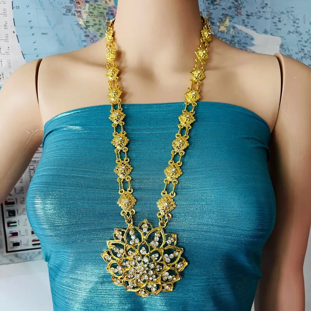 2026 Big flower necklace shoulder chain set Dai performance with chain
2026 Big flower necklace shoulder chain set Dai performance with chain