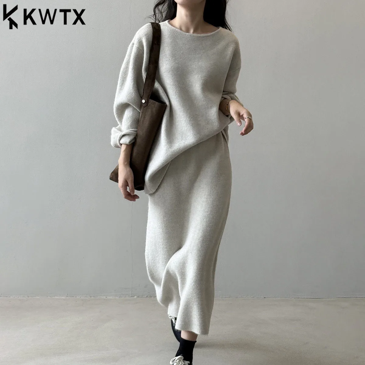 KWTX женский комплект из двух предметов, миди-топ и юбка на пуговицах сзади, повседневный однотонный осенне-зимний комплект, новое поступление, высокое качество
KWTX женский комплект из двух предметов, миди-топ и юбка на пуговицах сзади, повседневный однотонный осенне-зимний комплект, новое поступление, высокое качество