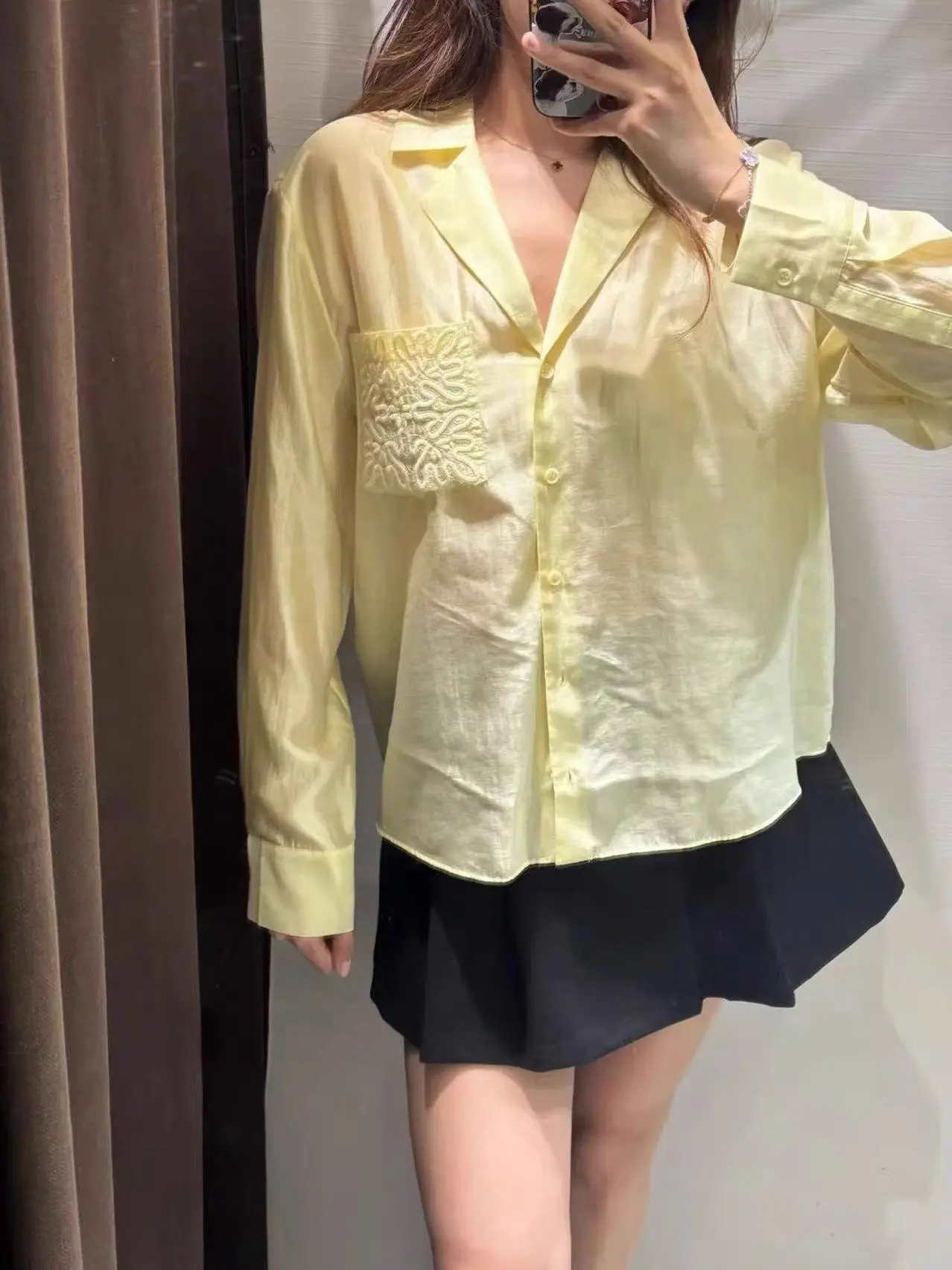 Осень 2023, новый женский повседневный свободный крой с вышивкой и отложным воротником, дышащий тонкий длинный топ све
Осень 2023, новый женский повседневный свободный крой с вышивкой и отложным воротником, дышащий тонкий длинный топ све