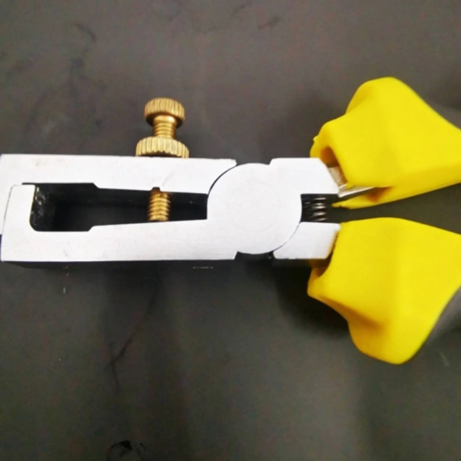 Automatic Wire Stripping Pliers Multi-Function Insulated Cable Cutter for Electricians
Automatic Wire Stripping Pliers Multi-Function Insulated Cable Cutter for Electricians