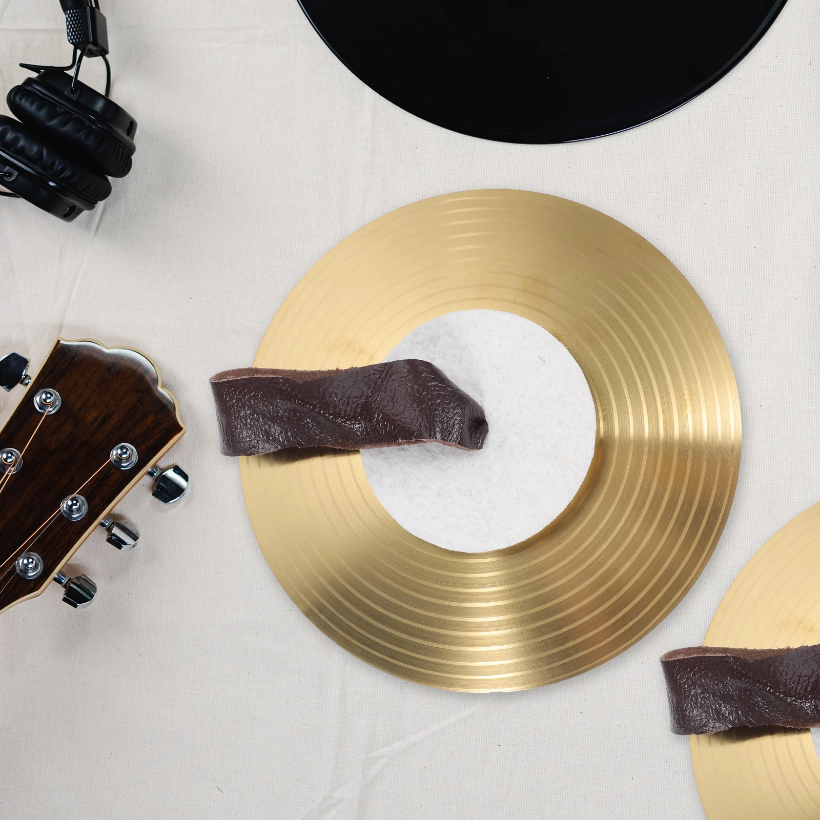 1 Pair Small Alloy Hand Cymbals Performance Percussion Instrument for Kids Hand Percussion Musical Instrument Belly Dance
1 Pair Small Alloy Hand Cymbals Performance Percussion Instrument for Kids Hand Percussion Musical Instrument Belly Dance