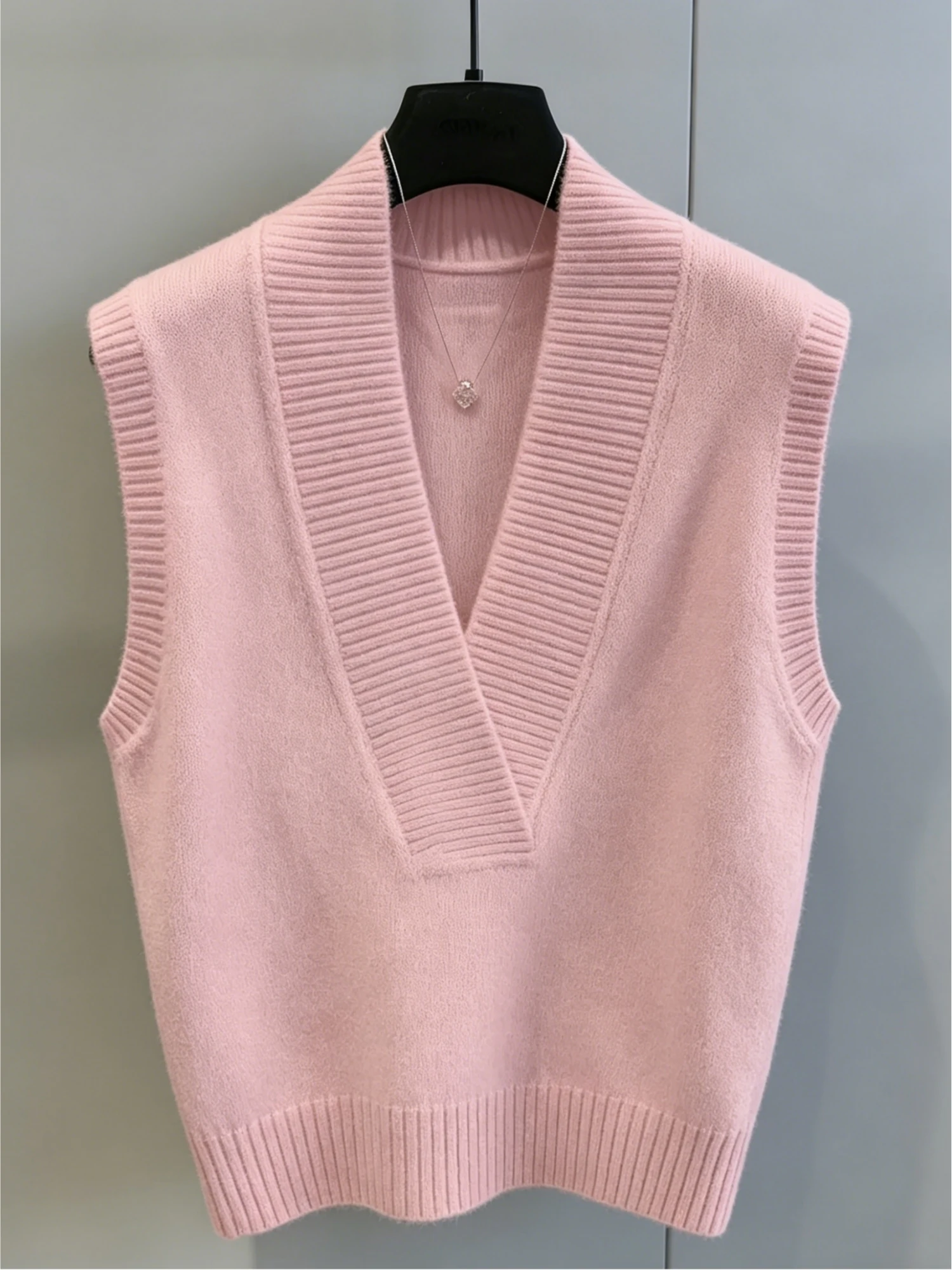 Women's solid color loose V-neck knitted vest, casual and fashionable, suitable for spring and summer
Women's solid color loose V-neck knitted vest, casual and fashionable, suitable for spring and summer