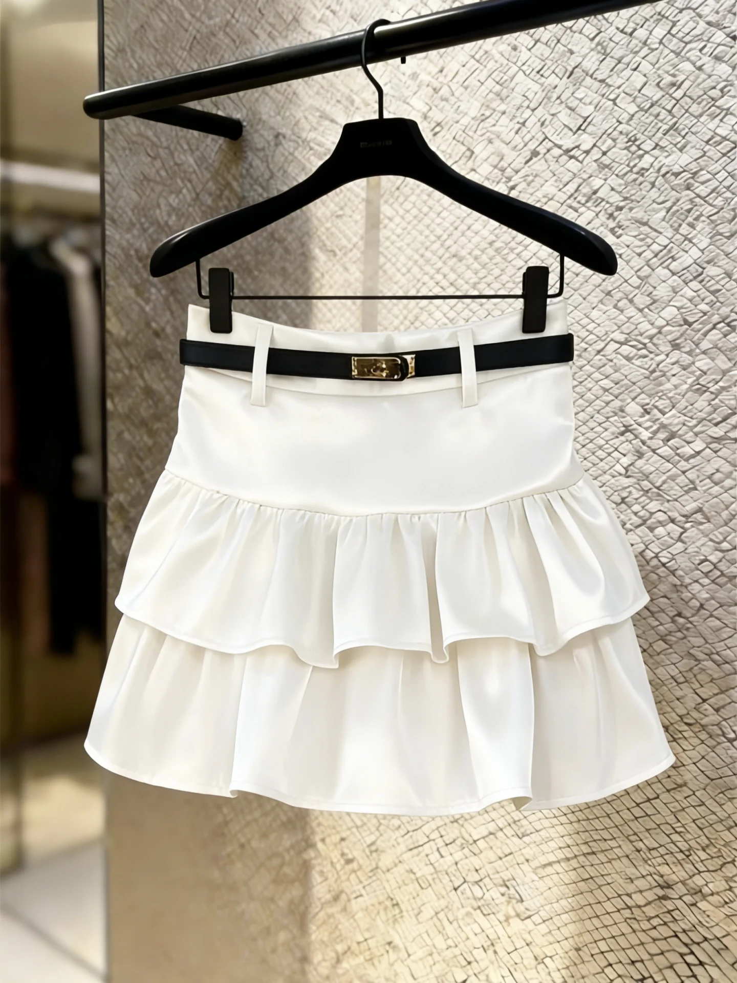 Elegant Silk Satin Half Skirt Women's High Waist Slimming Puffy Hem Cake Style A-Line Short Skirt Korean Version Commute
Elegant Silk Satin Half Skirt Women's High Waist Slimming Puffy Hem Cake Style A-Line Short Skirt Korean Version Commute