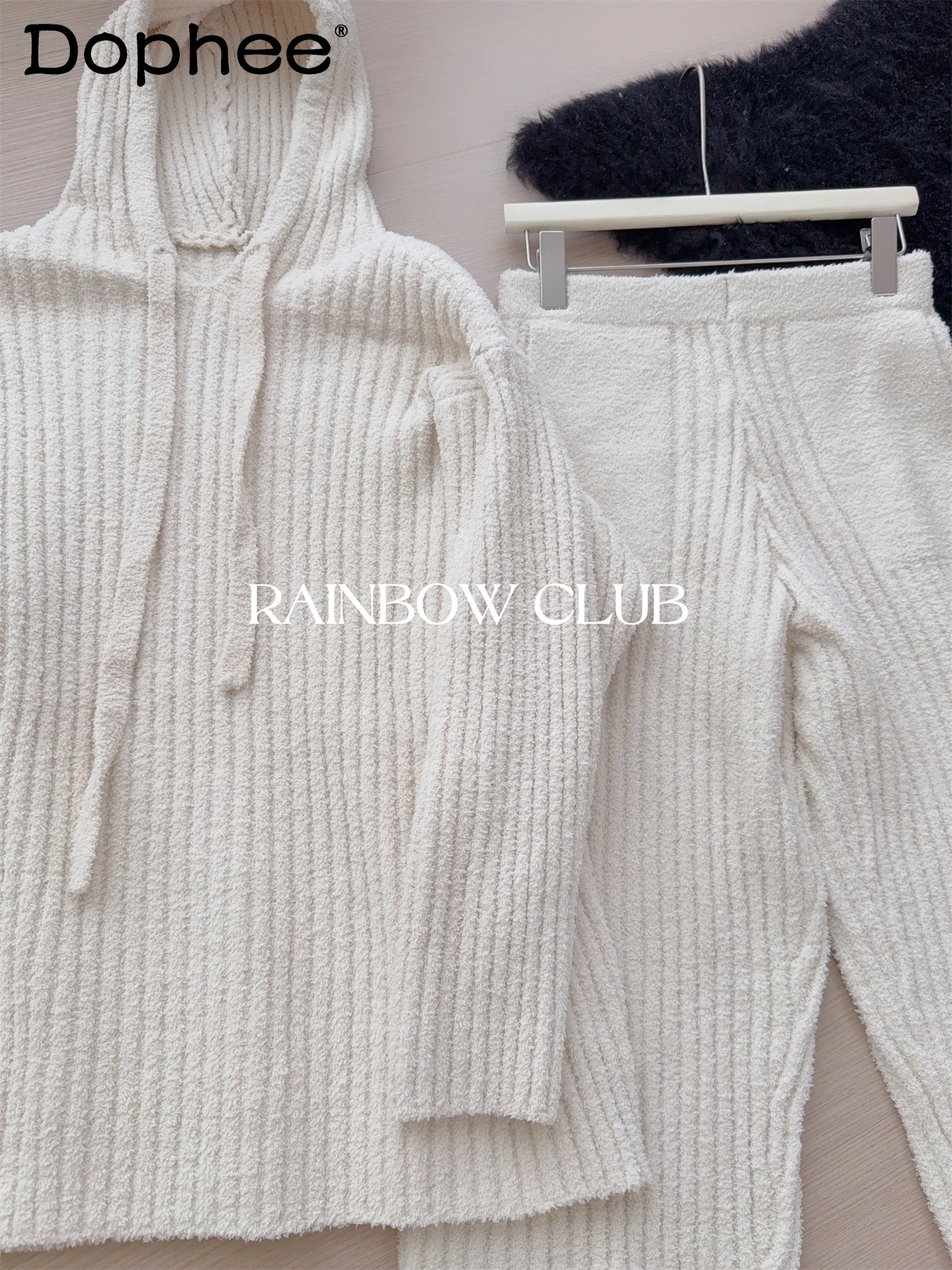 Новинка зимы 2025 года, мягкие простые пижамы с длинными рукавами и капюшоном, высококачественный свободный повседневный комплект домашней одежды для женщин
Новинка зимы 2025 года, мягкие простые пижамы с длинными рукавами и капюшоном, высококачественный свободный повседневный комплект домашней одежды для женщин