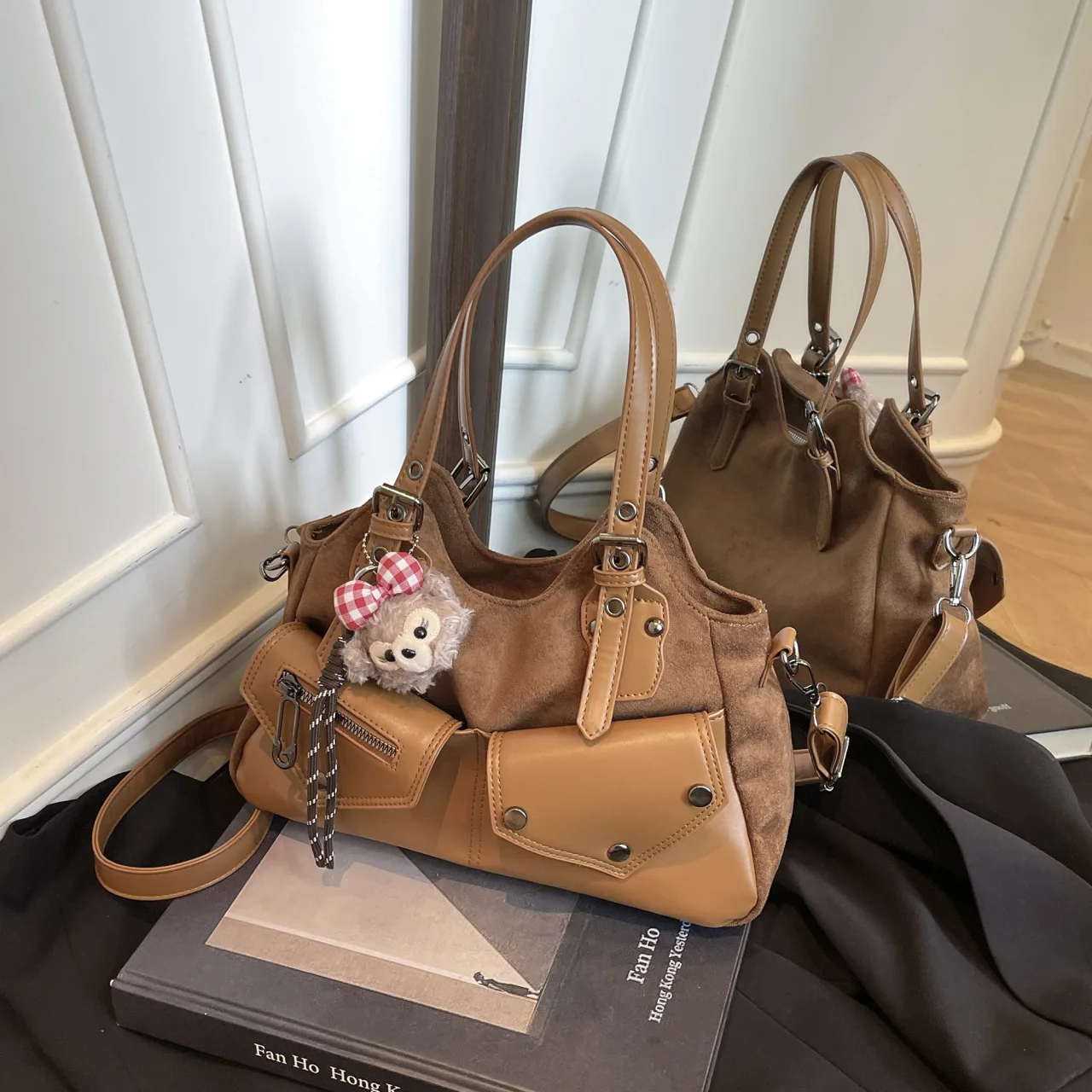 Осенне-зимняя ретро-сумка большой вместимости, женская новая повседневная сумка через плечо для работы и отдыха, сумка-тоут.
Осенне-зимняя ретро-сумка большой вместимости, женская новая повседневная сумка через плечо для работы и отдыха, сумка-тоут.