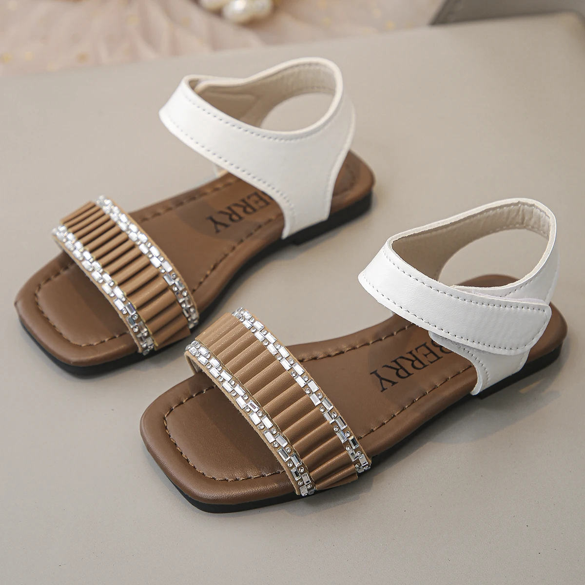 Girls Beach Shoes Open Toes Pleated Trendy Kids Sandals Non-slip Soft Sole 2025 Summer New Children Princess Shoes Crystal Sweet
Girls Beach Shoes Open Toes Pleated Trendy Kids Sandals Non-slip Soft Sole 2025 Summer New Children Princess Shoes Crystal Sweet