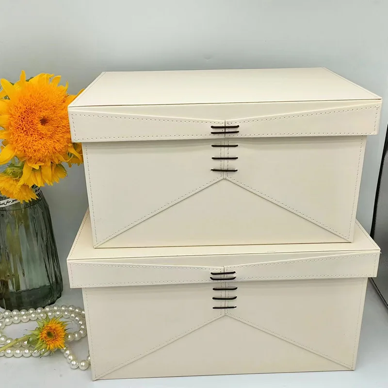 Современная легкая роскошная модель комнаты, кожаный ящик для хранения, офис продаж в отеле, мягкие декоративные украшения, ящик для хранения одежды для спальни
Современная легкая роскошная модель комнаты, кожаный ящик для хранения, офис продаж в отеле, мягкие декоративные украшения, ящик для хранения одежды для спальни