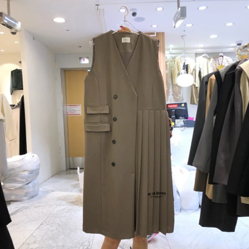SuperAen 2024 Spring New Korean Loose Vest Coat for Women Fashion Long Pleated Vest Jacket Coat
SuperAen 2024 Spring New Korean Loose Vest Coat for Women Fashion Long Pleated Vest Jacket Coat