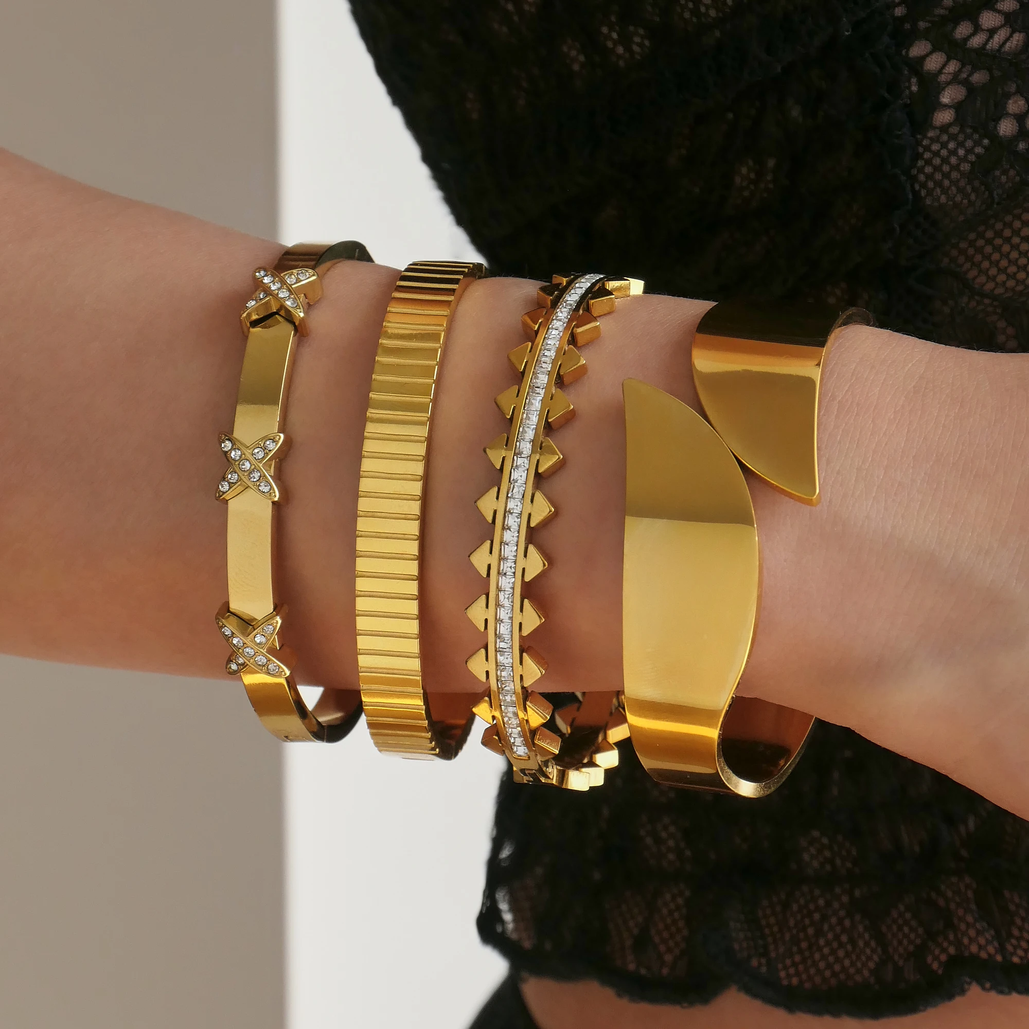 DASEIN New Vintage UK Trend Stripe Vogue Clear Zircon Super Shine Bracelet Ins 18k Gold Plated Stainless Steel Bangles Jewelry
DASEIN New Vintage UK Trend Stripe Vogue Clear Zircon Super Shine Bracelet Ins 18k Gold Plated Stainless Steel Bangles Jewelry