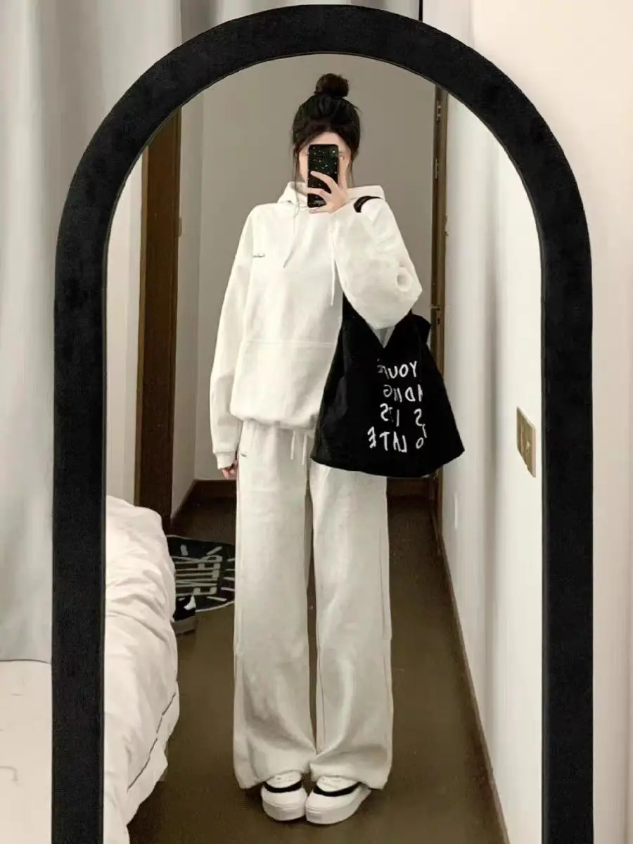 Oversize casual sportswear set for women in Winter and Autumn, Korean version, hooded sweatshirt, long pants, student two-piece
Oversize casual sportswear set for women in Winter and Autumn, Korean version, hooded sweatshirt, long pants, student two-piece
