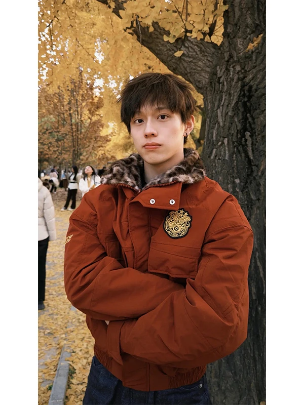 Утепленная рабочая куртка в американском стиле с воротником-стойкой, ретро-дизайн, с принтом горного орла и леопарда, теплая хлопковая куртка
Утепленная рабочая куртка в американском стиле с воротником-стойкой, ретро-дизайн, с принтом горного орла и леопарда, теплая хлопковая куртка