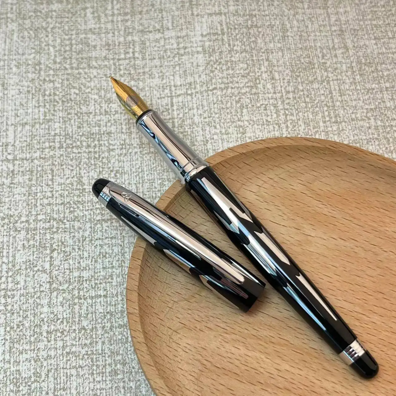 New Liqin Brass Mb Metal Fountain Pen Gold/Silver Blade F 0.5mm Nib Ink Pen with Clip Office Back To School Business Writing
New Liqin Brass Mb Metal Fountain Pen Gold/Silver Blade F 0.5mm Nib Ink Pen with Clip Office Back To School Business Writing