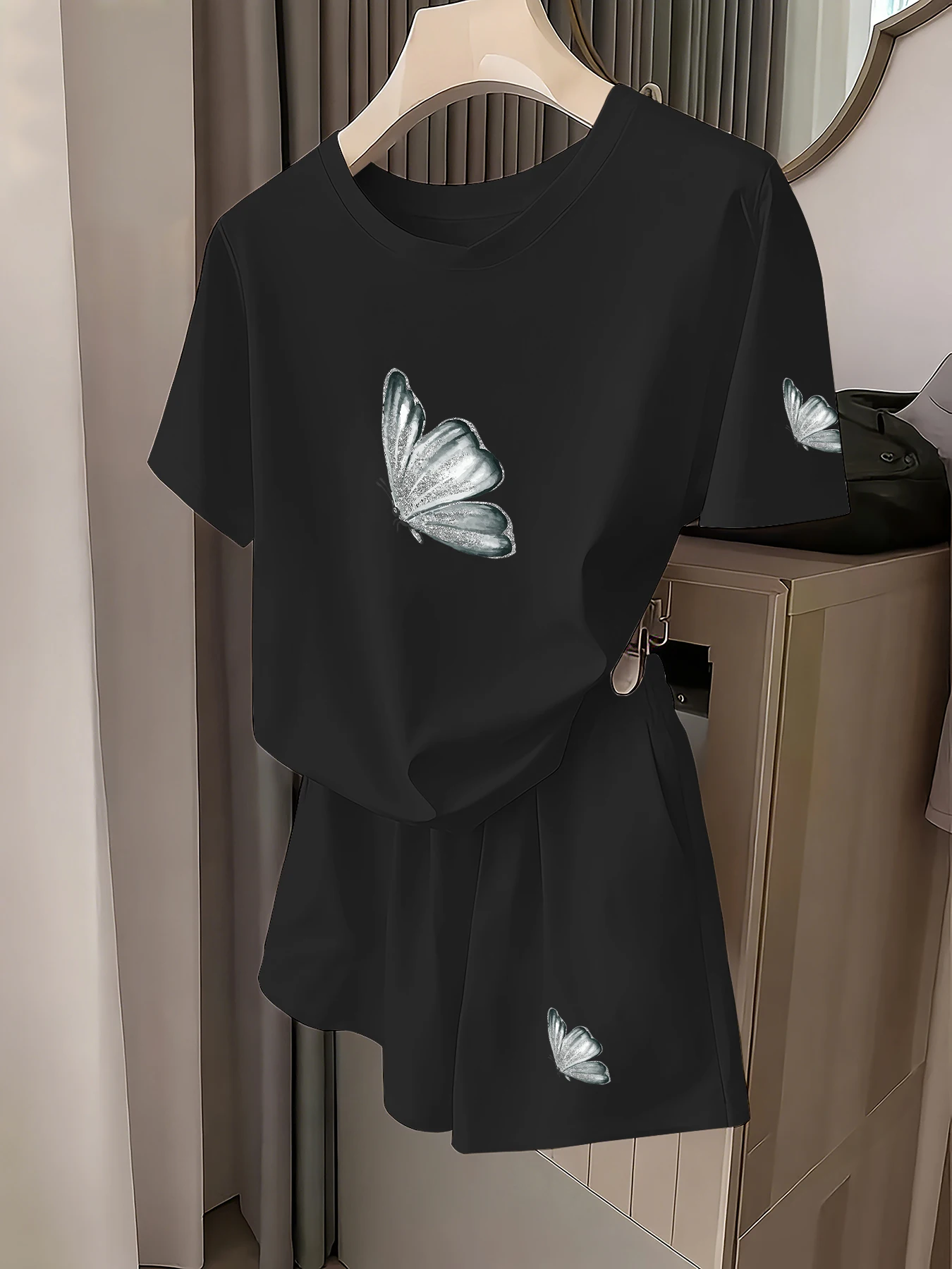 Niche Luxury Style High-End Butterfly Print Short-Sleeve Set for Women, Loose Fit, Slimming, Elegant, Casual, Fashionable, Versatile T-Shirt and Shorts Two-Piece Set, Daily Commute Wear, Women's Clothing
Niche Luxury Style High-End Butterfly Print Short-Sleeve Set for Women, Loose Fit, Slimming, Elegant, Casual, Fashionable, Versatile T-Shirt and Shorts Two-Piece Set, Daily Commute Wear, Women's Clothing