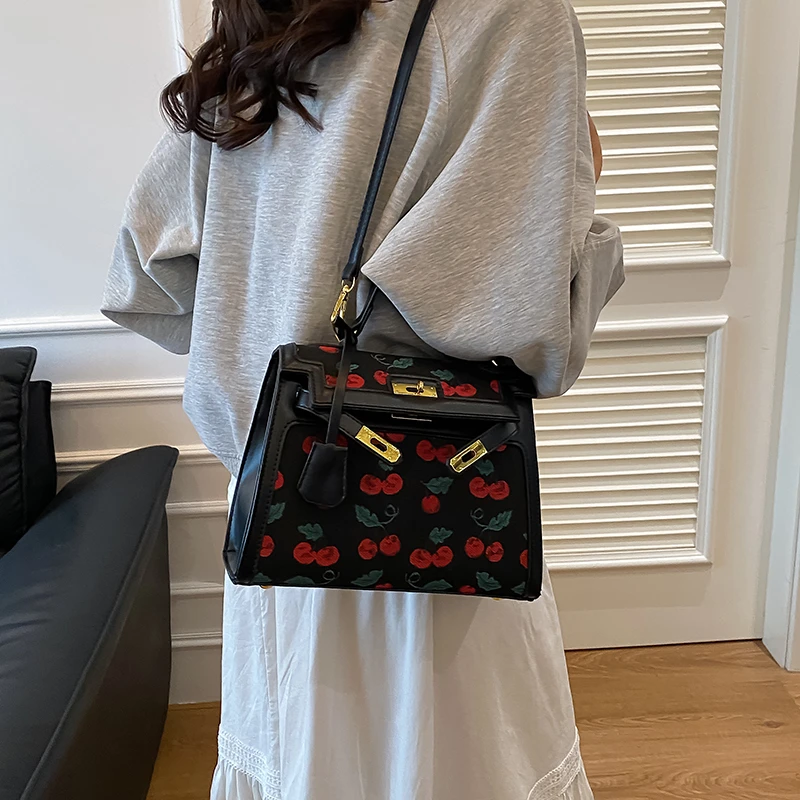Elegant Paris Fashion Designer Tote Bag Large Capacity Leather Crossbody Handbag Minimalist Vintage Style For Trendy Women
Elegant Paris Fashion Designer Tote Bag Large Capacity Leather Crossbody Handbag Minimalist Vintage Style For Trendy Women