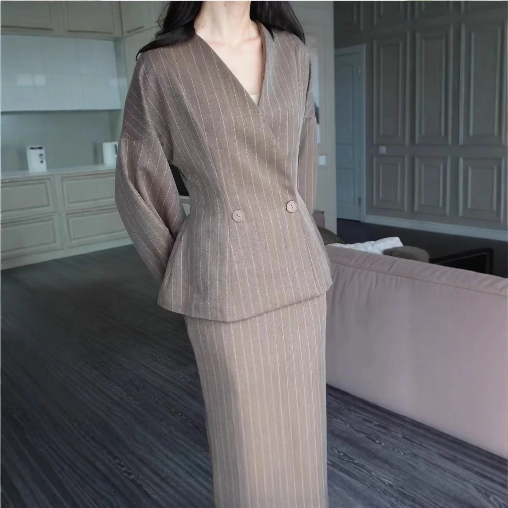 2025 Autumn and Winter New Women's Fashion Striped Elegant Chic Skirt Suit Temperament Commuter Two-piece Long Skirt Suit Ladies
2025 Autumn and Winter New Women's Fashion Striped Elegant Chic Skirt Suit Temperament Commuter Two-piece Long Skirt Suit Ladies