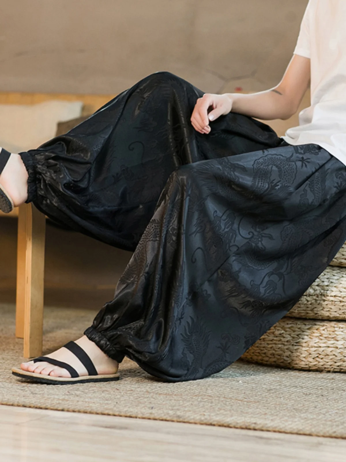 Мужские летние брюки в китайском стиле с драконьим узором, свободные широкие брюки-фонарики, повседневные брюки свободного кроя с высокой талией
Мужские летние брюки в китайском стиле с драконьим узором, свободные широкие брюки-фонарики, повседневные брюки свободного кроя с высокой талией