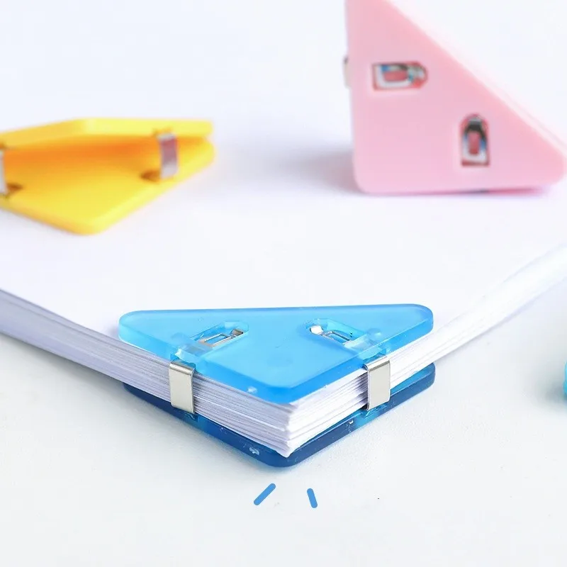 Набор из 10 прозрачных цветных треугольных зажимов для углов страниц, держателей для бумаг, файлов, фотографий, органайзер для офиса и школы
Набор из 10 прозрачных цветных треугольных зажимов для углов страниц, держателей для бумаг, файлов, фотографий, органайзер для офиса и школы