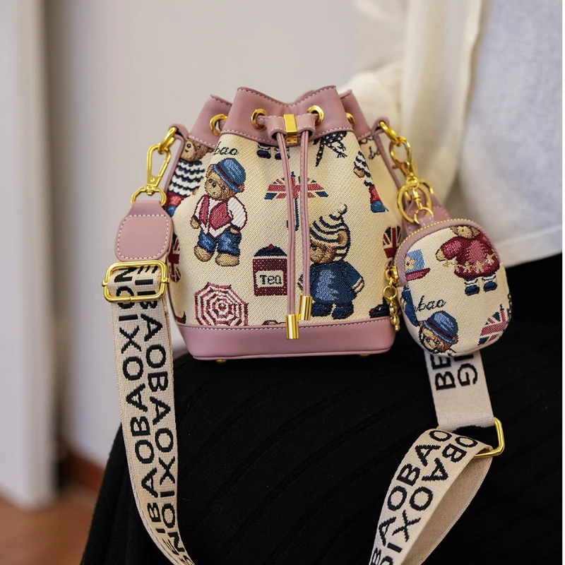 Small Bucket Bags Women's New Cute Simple Versatile Drawstring Bucket Bag Cartoon Bear Shoulder Bag Messenger Bags for Women
Small Bucket Bags Women's New Cute Simple Versatile Drawstring Bucket Bag Cartoon Bear Shoulder Bag Messenger Bags for Women