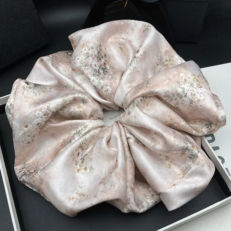 Oversized and oversized satin floral large intestine headband with a high-end and fashionable feel, tied with a low ponytail, me
Oversized and oversized satin floral large intestine headband with a high-end and fashionable feel, tied with a low ponytail, me