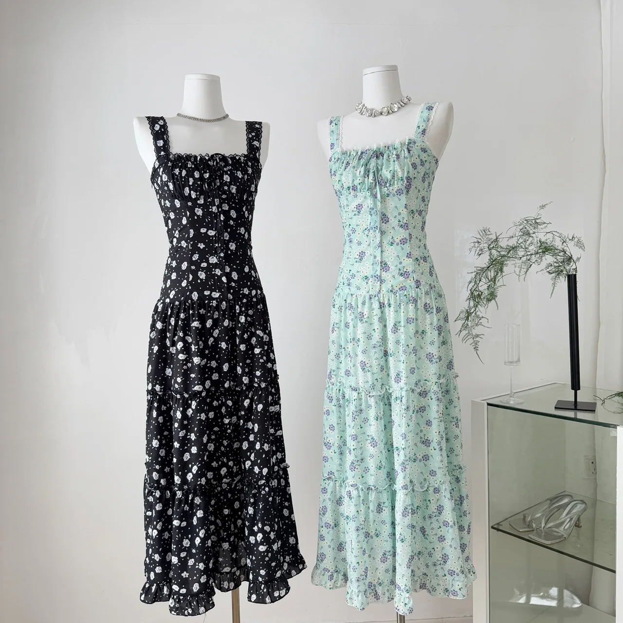 Summer Women French Vintage Maxi Spaghetti Strap Floral Pattern Dress Mori Girl Frock Evening Party 2000s Aesthetic Fairy Core
Summer Women French Vintage Maxi Spaghetti Strap Floral Pattern Dress Mori Girl Frock Evening Party 2000s Aesthetic Fairy Core
