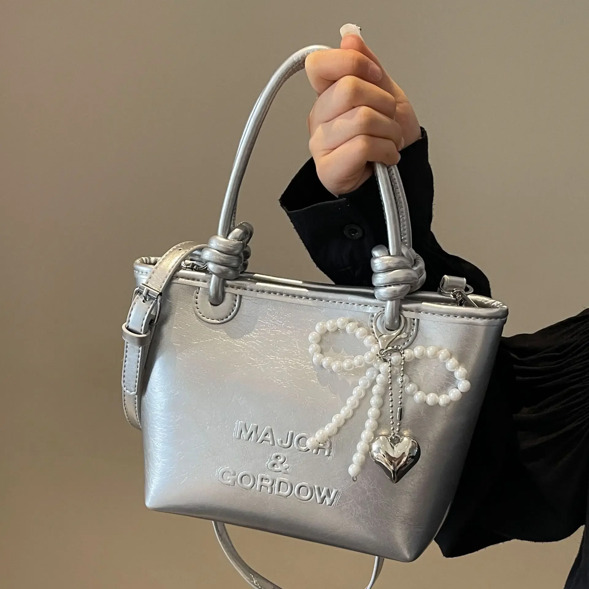 2025 New Women's Bucket Bag Fashion Large Capacity Crossbody Shoulder Bag Leather Trendy Versatile Solid Color Handbag
2025 New Women's Bucket Bag Fashion Large Capacity Crossbody Shoulder Bag Leather Trendy Versatile Solid Color Handbag