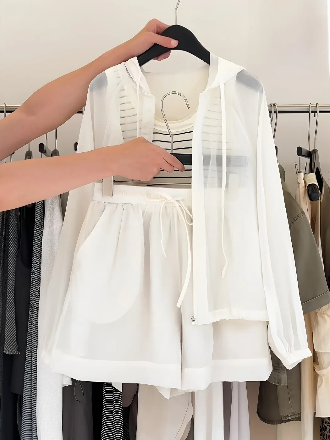 Summer 2026 Women's White Loose Fit Hoodie Sun Protection Three Piece Set Fashionable Outerwear Regular Length Long Sleeve
Summer 2026 Women's White Loose Fit Hoodie Sun Protection Three Piece Set Fashionable Outerwear Regular Length Long Sleeve
